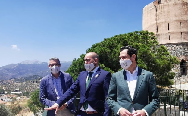 Francisco Salado, José María Rodríguez y Juanma Moreno, en la Torre Vigía de Yunquera. 