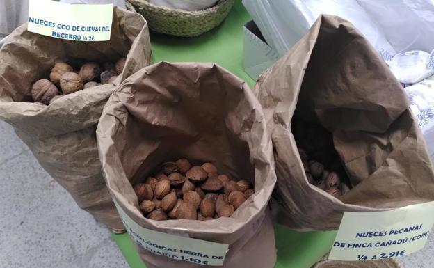 Imagen principal - Frutos secos a granel. Abajo, frutas y verdaderas por encargo. Los panes ecológicos de Zapelia también llegan bajo pedido.