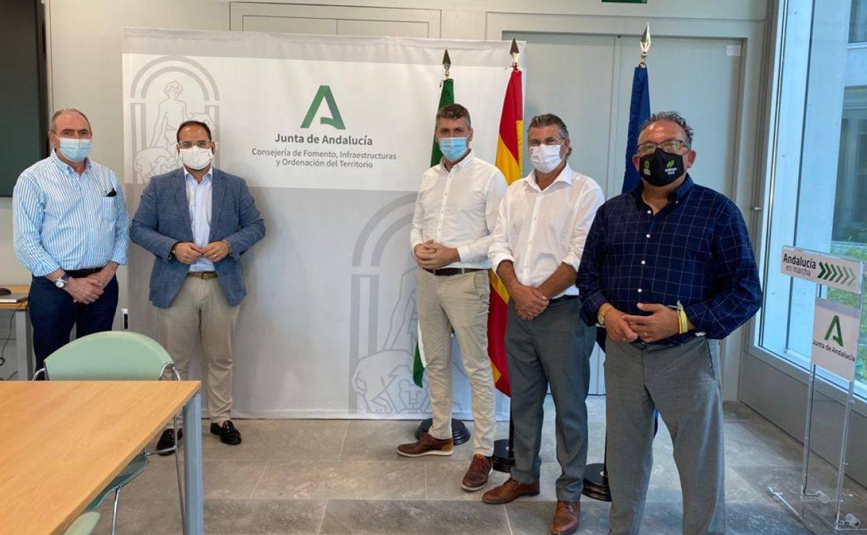 Los alcaldes de Casares, Jimena de la Frontera, Gaucín, Tesorillo y Castellar, durante la reunión mantenida ayer. 