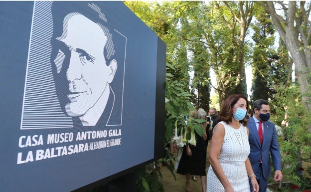 La alcaldesa de Alhaurín el Grande, Toñi Ledesma, junto al presidente de la Junta, Juanma Moreno, en la inauguración de la Casa Museo. 