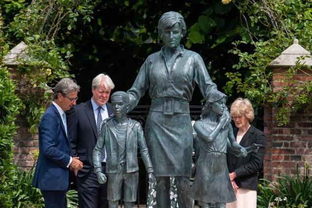 Familiares observan la estatua de la Princesa Diana en The Sunken Garden, el jardín donde se ha alzado su estatua.