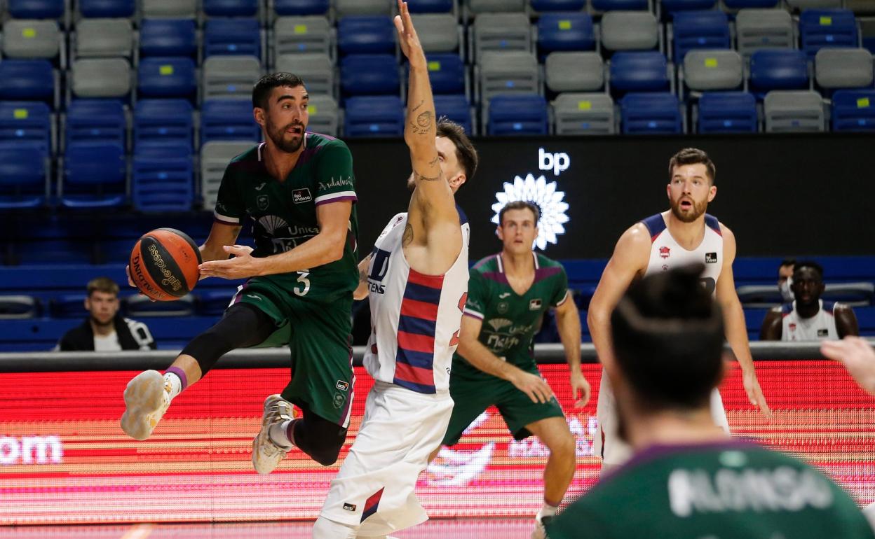 Jaime Fernández intenta un pase durante el partido con el Baskonia. 