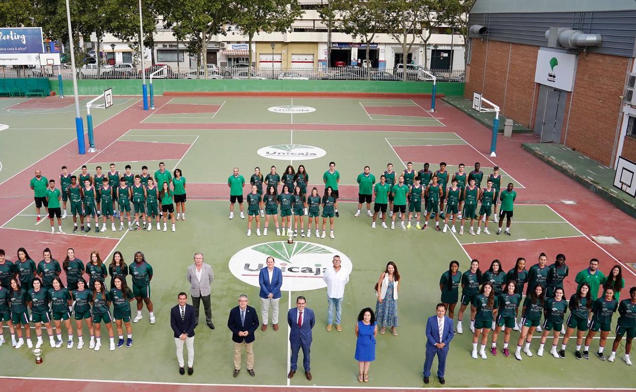 De arriba a abajo, de izquierda a derecha: Unicaja Andalucía Infantil Masculino, Infantil Femenino, Junior/Cadete Masculino, Cadete Femenino, Juan José García (Farmaquímica), Ricardo Bandrés (Vicepresidente FAB), Ramón García (Director de Cantera), Tamara Fernández (Holiday World), Unicaja Andalucía Junior Femenino, Manuel Dorado (Fundación Unicaja), Francisco Salado (Presidente Diputación Málaga), Sergio Corral (Presidente Unicaja Baloncesto), Marta Bravo (Unicaja Banco), José Luis Paradas (Ayuntamiento Málaga). 