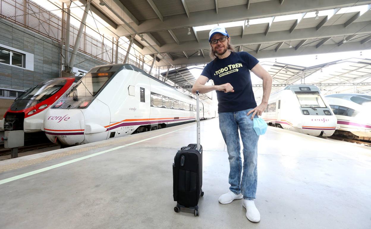 Santiago Segura, en la estación de tren María Zambrano con su camiseta de ''A todo tren!'. 