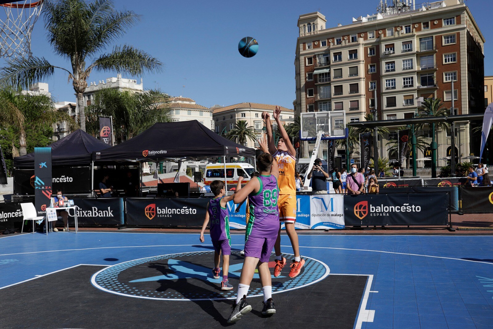 La Plaza de la Marina acogió este sábado la celebración del circuito Plaza 3x3 CaixaBank que comenzó en Valencia y también por Castellón. Más de 300 jugadores han participado en los encuentros que se celebraron desde las 10.00 horas hasta pasadas las cinco de la tarde. CaixaBank es socio patrocinador de la Federación Española de Baloncesto (FEB) y patrocinador oficial de la Selección Española en todas sus categorías, masculinas y femeninas. La entidad financiera se ha involucrado con el baloncesto nacional desde el año 2013 y su implicación y activación de múltiples iniciativas en torno a este deporte han ayudado a visibilizar y ampliar la repercusión de los mayores éxitos cosechados internacionalmente. 