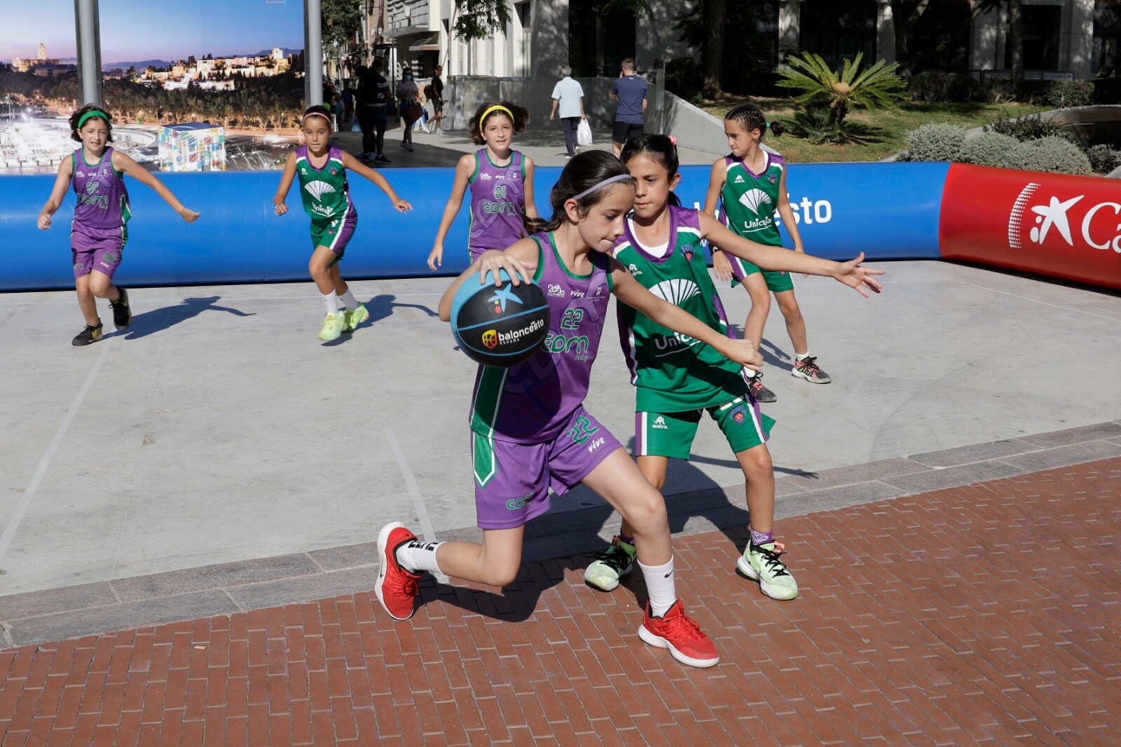 La Plaza de la Marina acogió este sábado la celebración del circuito Plaza 3x3 CaixaBank que comenzó en Valencia y también por Castellón. Más de 300 jugadores han participado en los encuentros que se celebraron desde las 10.00 horas hasta pasadas las cinco de la tarde. CaixaBank es socio patrocinador de la Federación Española de Baloncesto (FEB) y patrocinador oficial de la Selección Española en todas sus categorías, masculinas y femeninas. La entidad financiera se ha involucrado con el baloncesto nacional desde el año 2013 y su implicación y activación de múltiples iniciativas en torno a este deporte han ayudado a visibilizar y ampliar la repercusión de los mayores éxitos cosechados internacionalmente. 