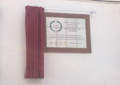 Imagen secundaria 1 - Placa que recuerda el nacimiento de Julio Benítez en El Burgo. Placa en honor a los defensores de Igueriben. Foto de Julio Benítez.