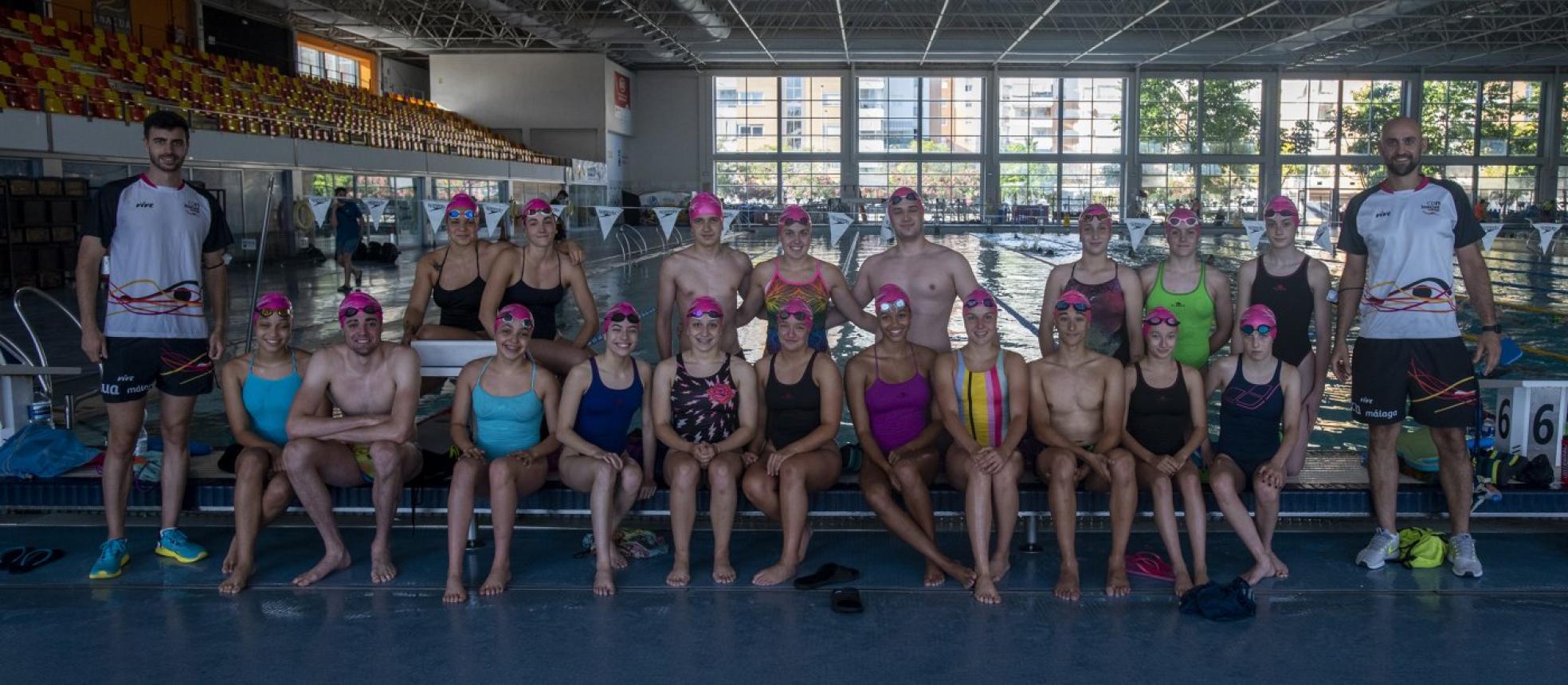 Nadadores. Antonio Romero (técnico), Carmen Balbuena, Cheli Ruiz, Mario García, Reyes Millán, Isaac Cánovas, Lara Martínez, María de Gádor, Erika Valverde y,abajo, Zaira Forson, Íñigo Marina, Imara Cayuela, Sofía Servino, Paula Lobato, Paula Mota, Kaya Forson, Vivian Recoveri, Javier Gallardo, Ana Mota, Jara García y Patrick Luppi (técnico). francis silva