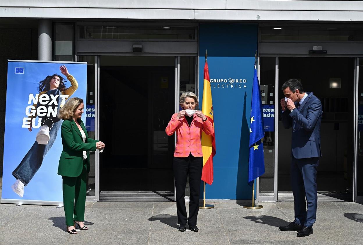 El presidente del Gobierno, Pedro Sánchez, recibe a la presidenta de la CE, Ursula von der Leyen. efe