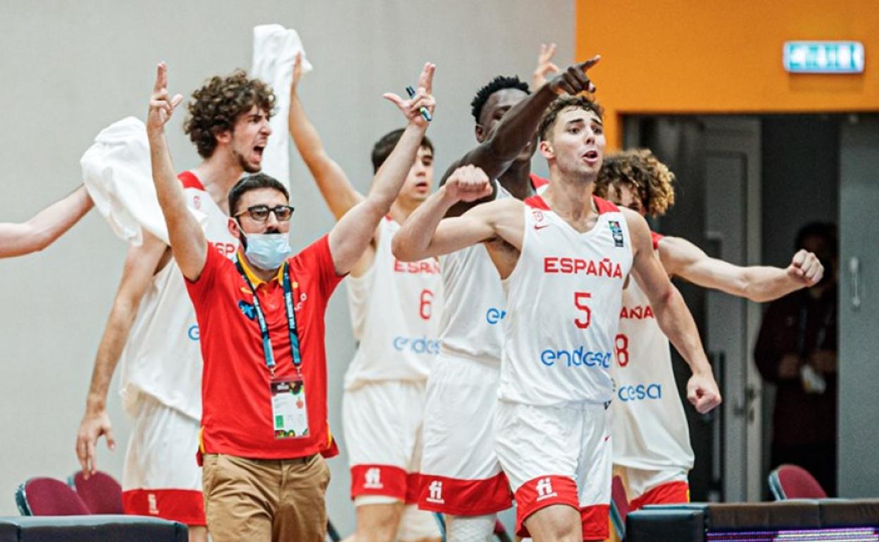 Godspower y Javi Rodríguez, este con el número 5, celebran la canasta de un compañero durante el partido. 