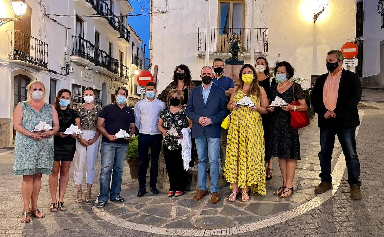 Representantes de las asociaciones premiadas junto al alcalde de Casares, José Carrasco. 