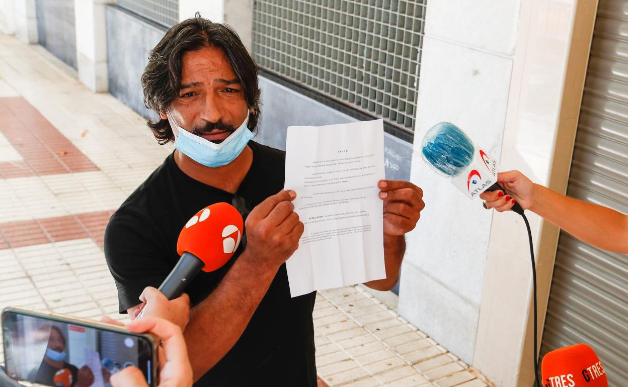 El cantante José 'El francés', libre y sin cargos tras su detención por la denuncia de maltrato de su expareja