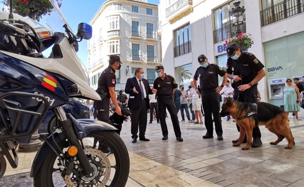 El subdelegado del Gobierno en Málaga, Teófilo Ruiz, acompañado de efectivos de la Policía Nacional durante la presentación de 'Operación Verano 2021'.