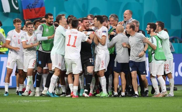 Los jugadores de la selección española celebran el pase a semifinales de la Eurocopa.