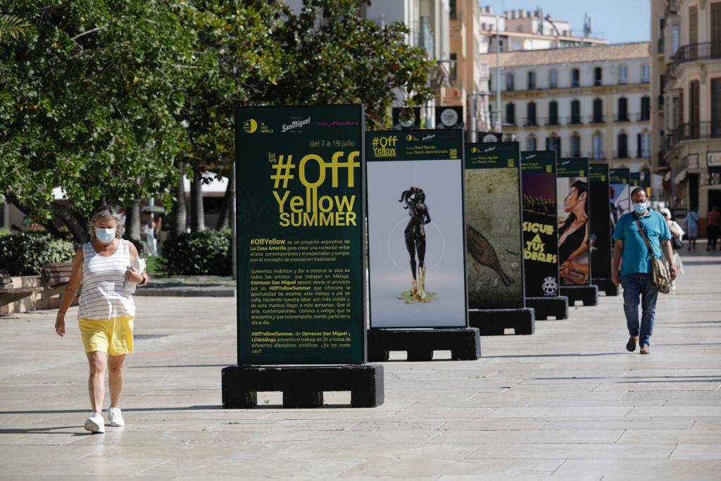 Los 15 mupis dispuestos en la calle Alcazabilla exponen la obra de 30 artistas de proximidad hasta el 19 de julio