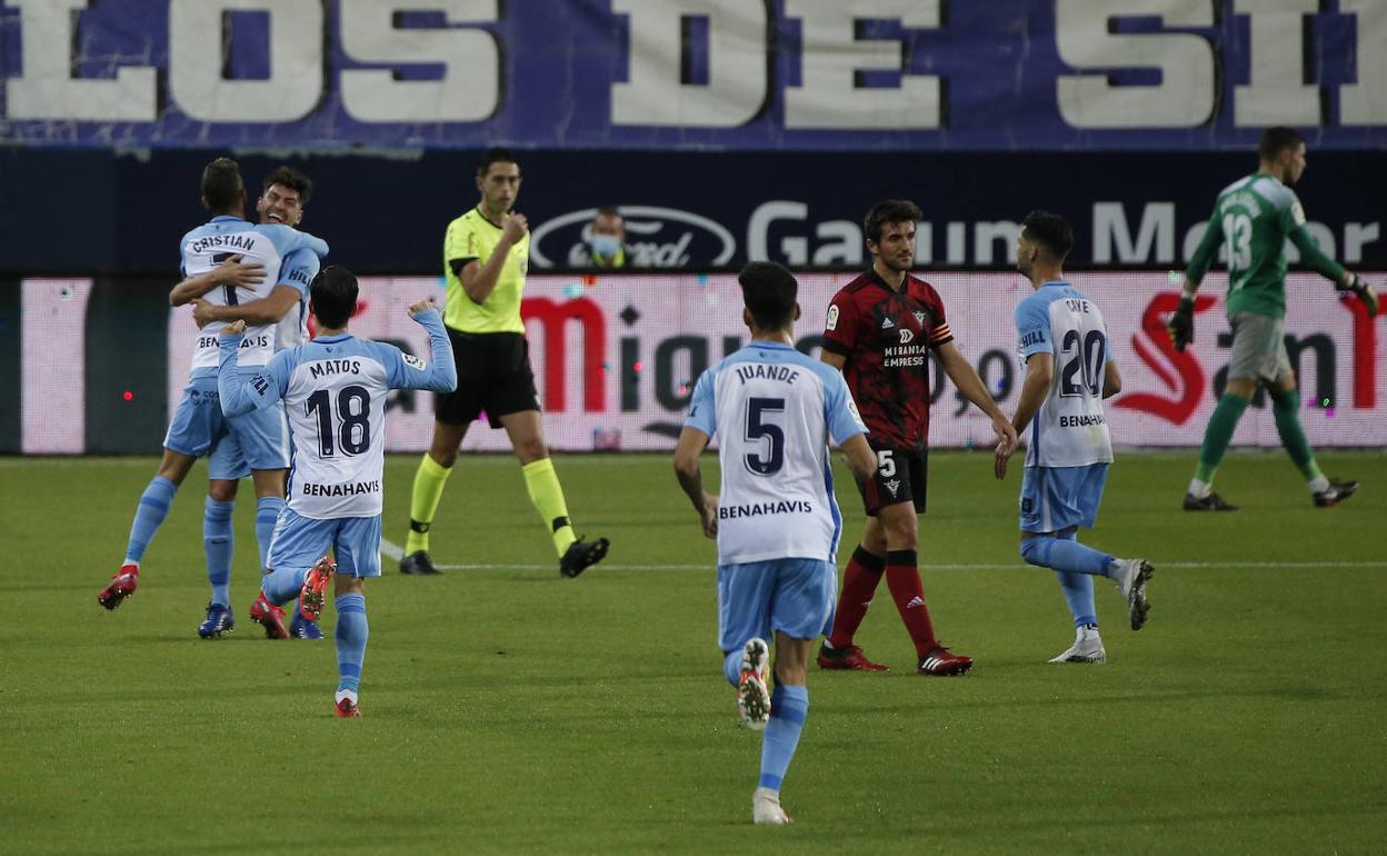 El Málaga de la temporada 20-21 celebra un gol en el partido frente al Mirandés de la primera vuelta en el estadio de La Rosaleda.