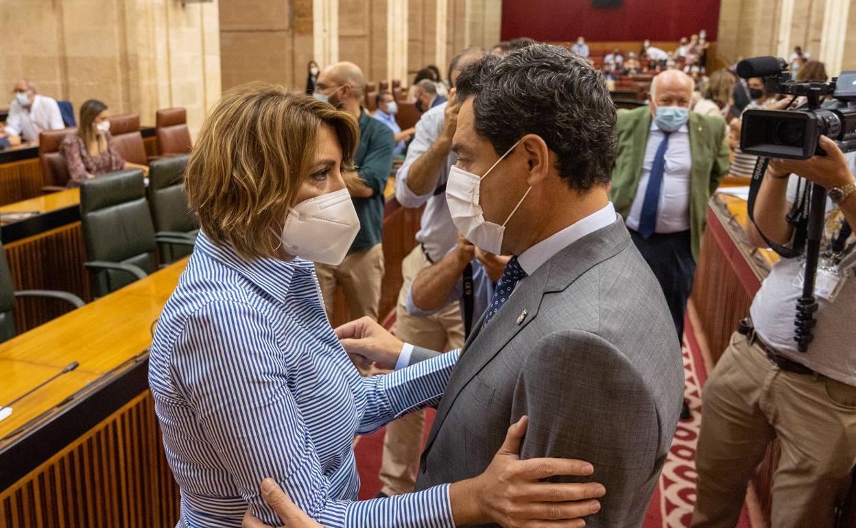 Susana Díaz y Juanma Moreno se saludan en el hemiciclo