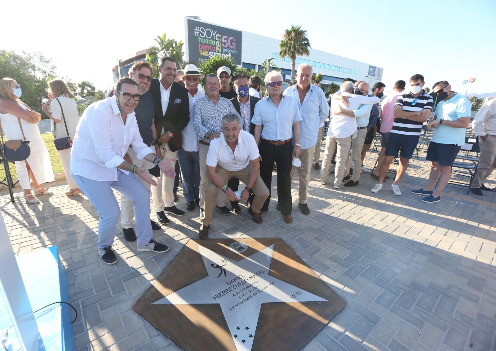El árbitro internacional descubrió una estrella con su nombre en el Paseo de las Estrellas junto al Carpena