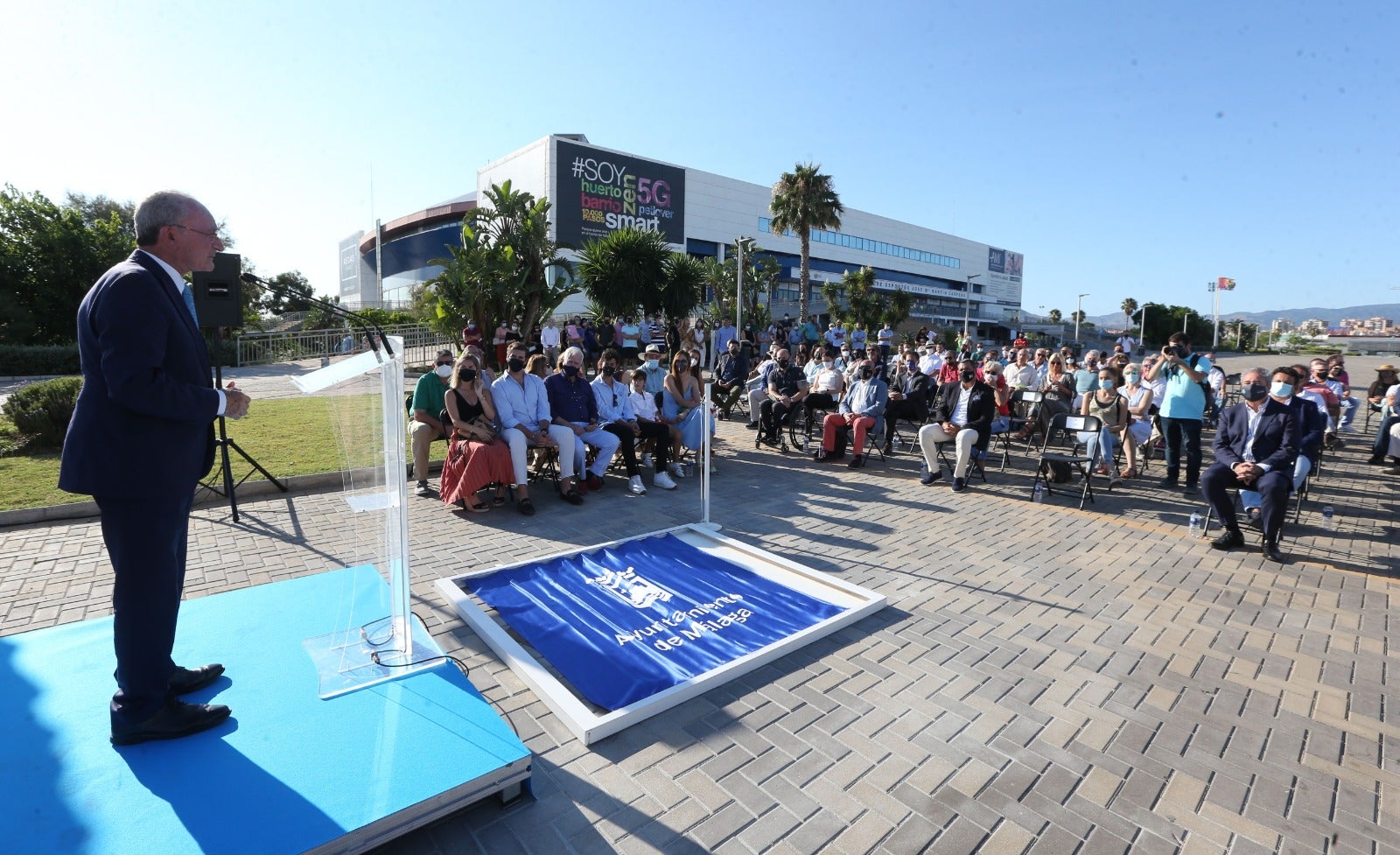 El árbitro internacional descubrió una estrella con su nombre en el Paseo de las Estrellas junto al Carpena