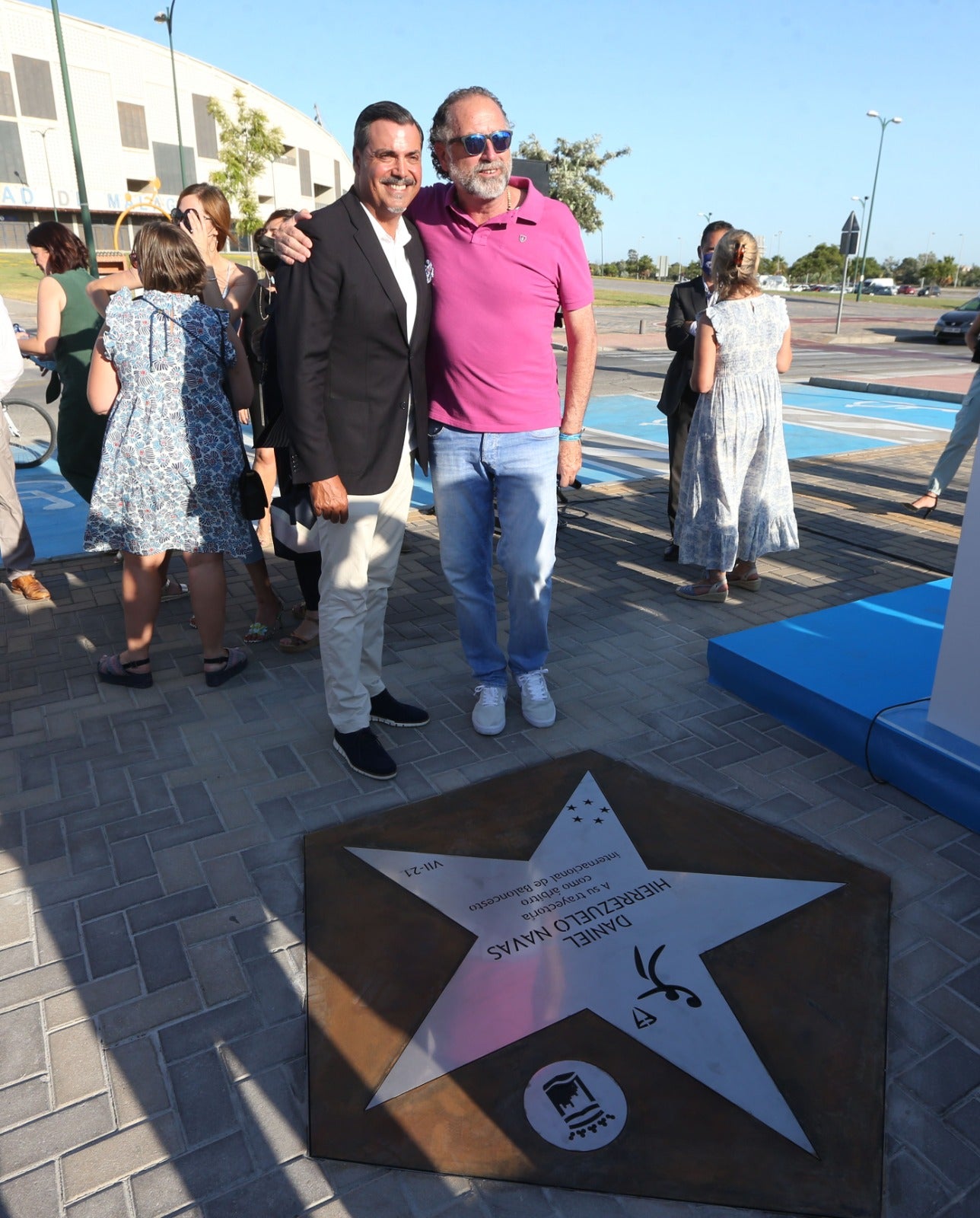 El árbitro internacional descubrió una estrella con su nombre en el Paseo de las Estrellas junto al Carpena