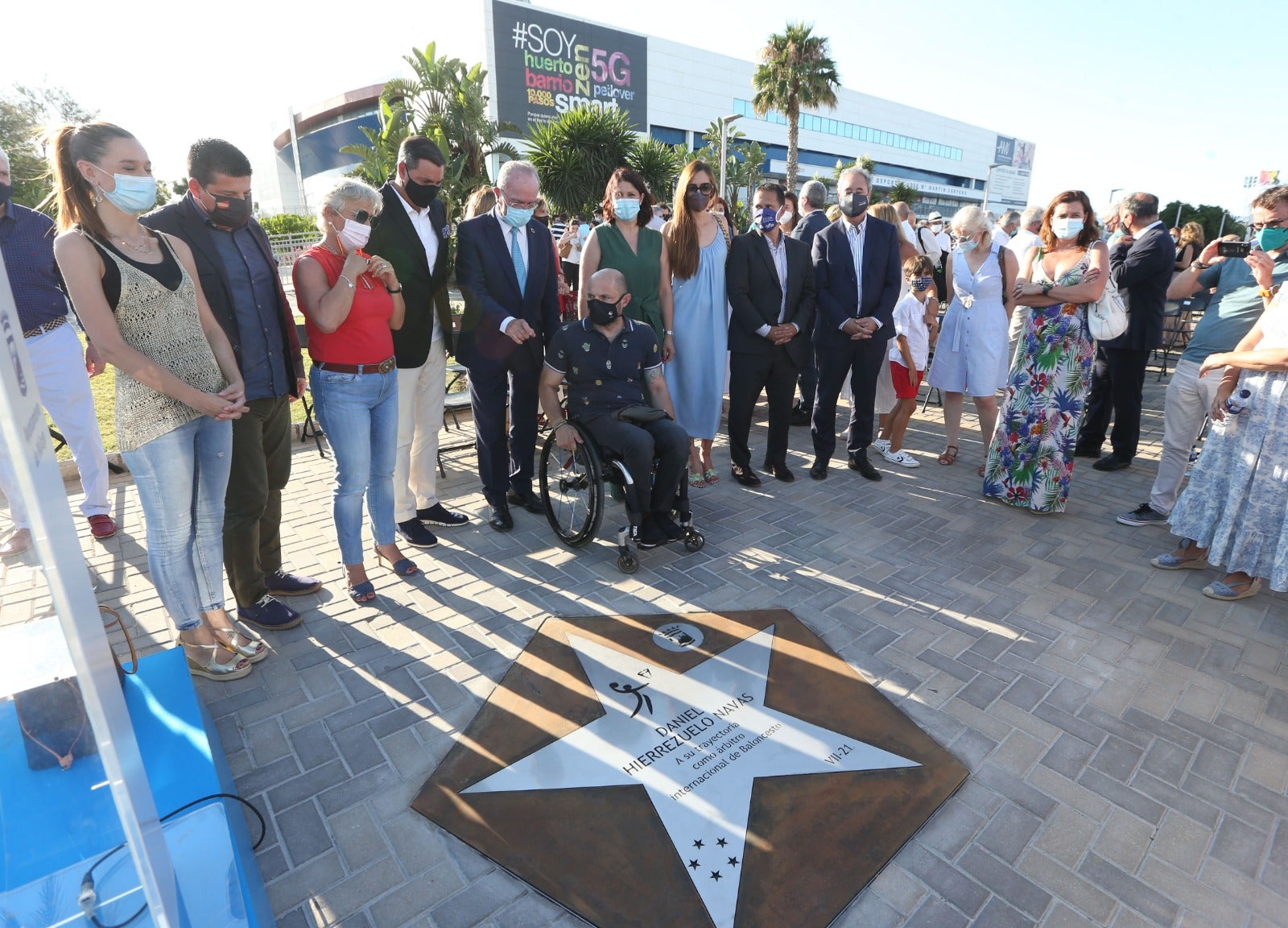 El árbitro internacional descubrió una estrella con su nombre en el Paseo de las Estrellas junto al Carpena