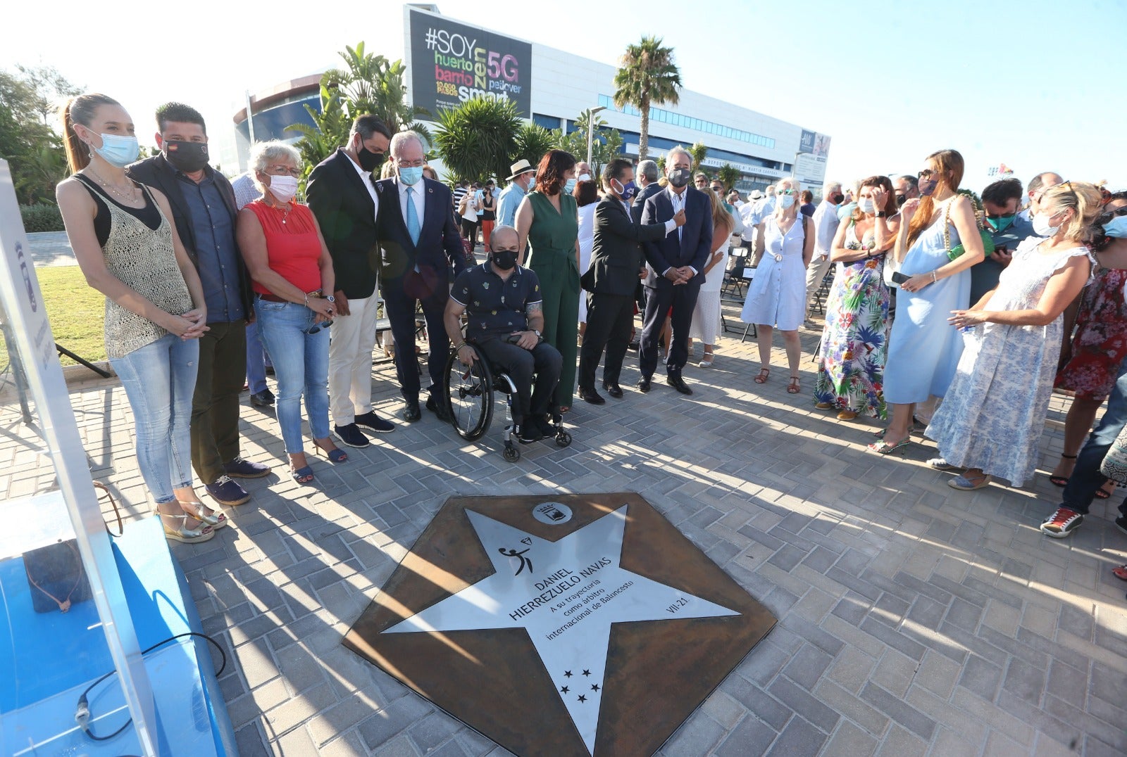 El árbitro internacional descubrió una estrella con su nombre en el Paseo de las Estrellas junto al Carpena