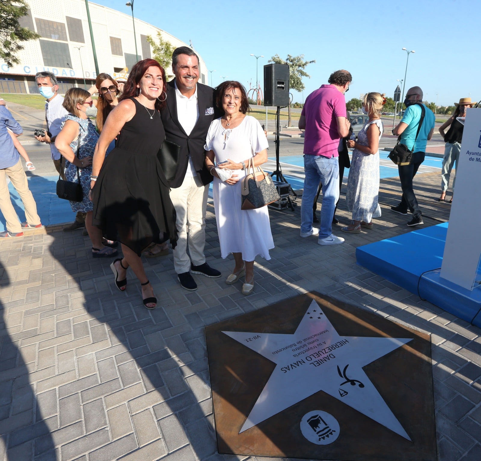 El árbitro internacional descubrió una estrella con su nombre en el Paseo de las Estrellas junto al Carpena