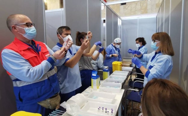 Imagen de sanitarios preparando vacunas