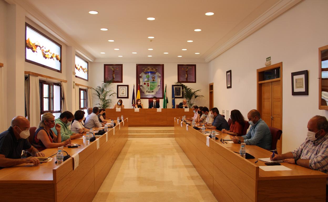 La reunión se celebró en el Salón de Plenos del Ayuntamiento de Coín. 