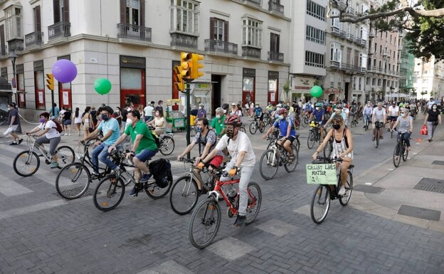 'Bicifestación' organizada por Ruedas Redondas para aplaudir a las ciudades Bikefriendly. 