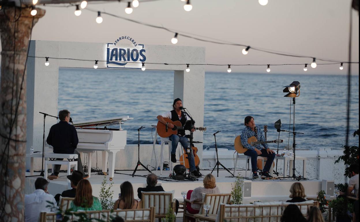 Los Secretos, en formato acústico, durante su concierto ayer en los Baños del Carmen. 