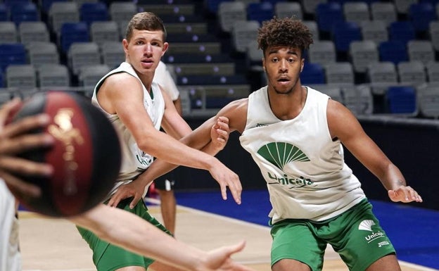 Ismael Tamba, a la derecha, junto a Morgan Stilma en una imagen de hace dos temporadas en un entrenamiento con el Unicaja. 