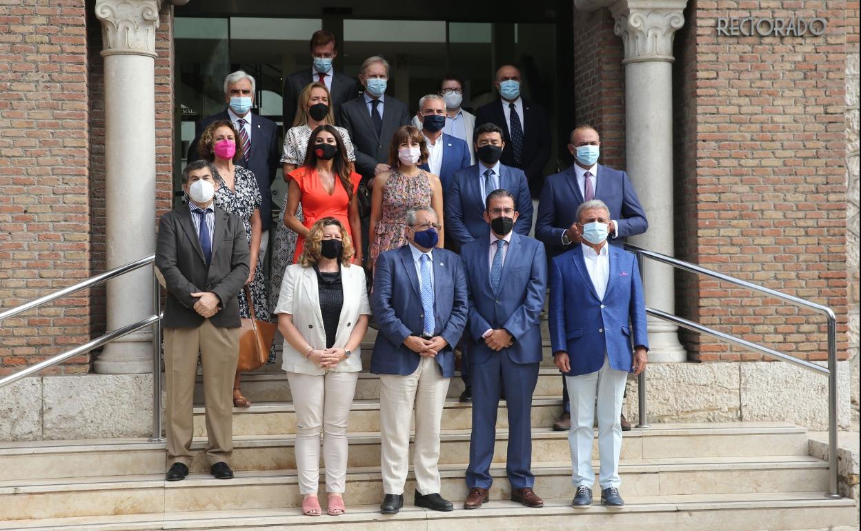 Foto de familia tras la presentación ayer en el Rectorado. 