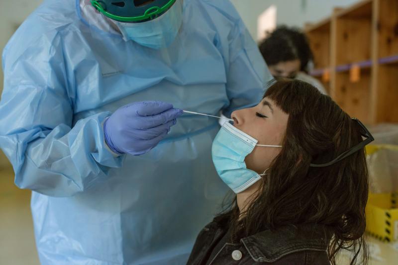 Un sanitario realiza una PCR