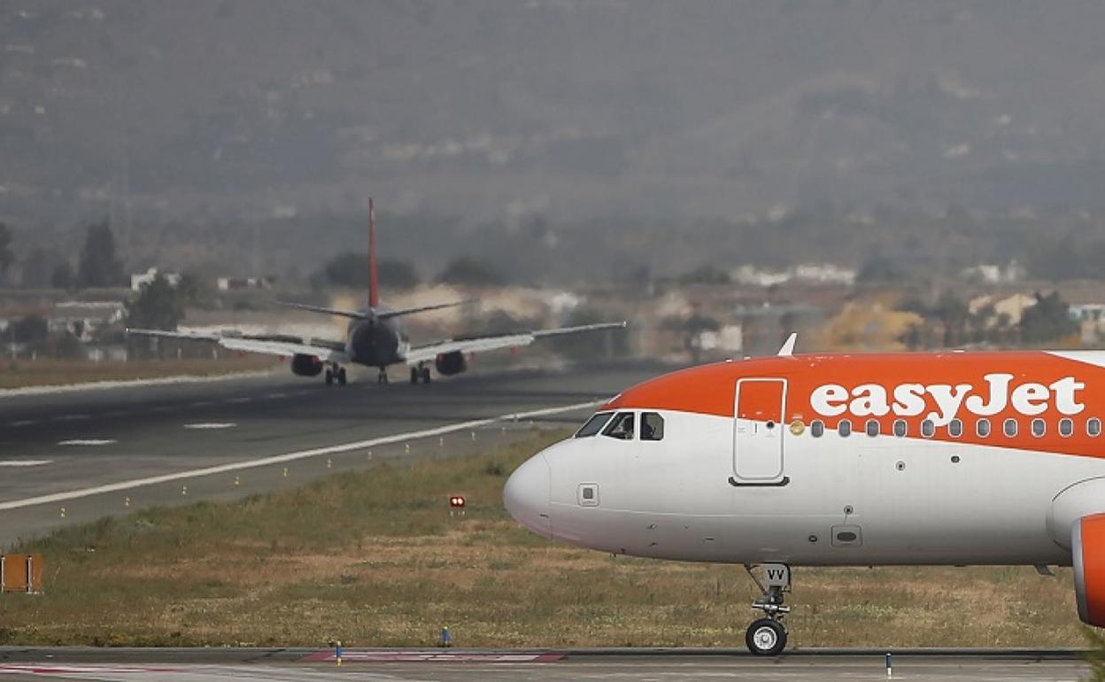 Un avión de Easyjet se dispone a despegar en el aeropuerto de Málaga. 