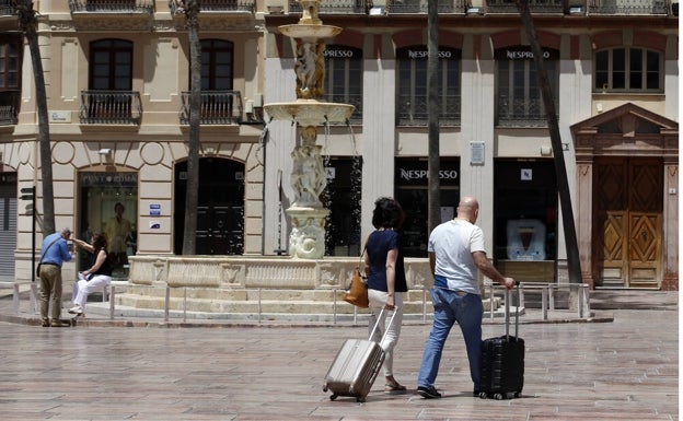 Turistas se encaminan por el Centro de la ciudad hacia sus alojamientos.