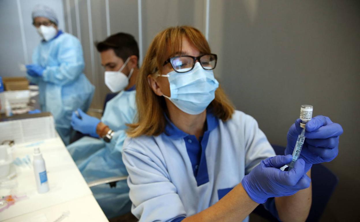 Coronavirus Andalucía: Andalucía abre hoy la autocita para la primera dosis de la vacuna para personas entre 29 y 31 años