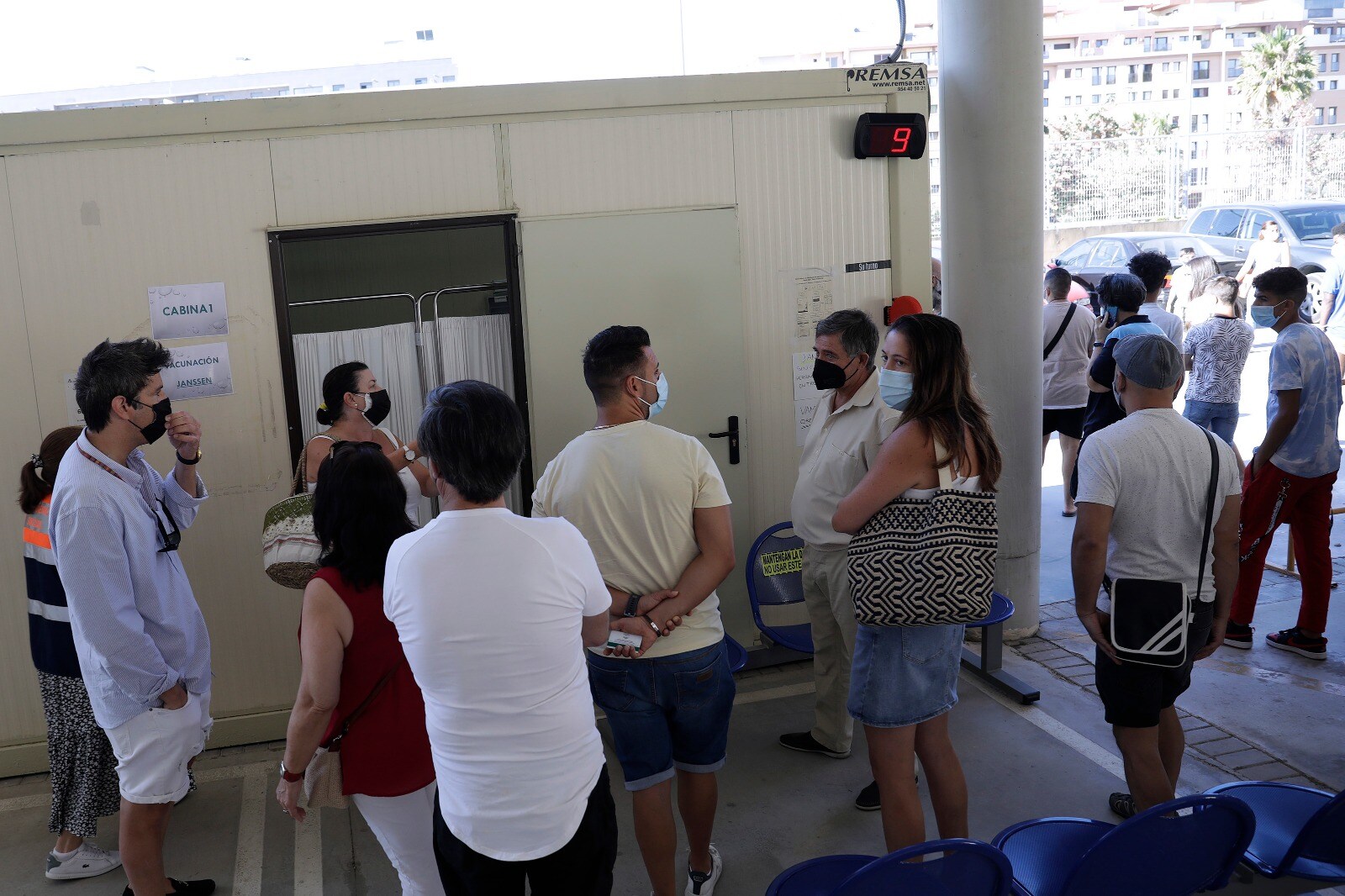 Dos horas antes de que comenzará la inoculación con la fórmula de Janssen, ya había personas esperando la apertura de las puertas de la cabina de vacunación instalada en el aparcamiento del ambulatorio ubicado en Colonia Santa Inés - Teatinos.