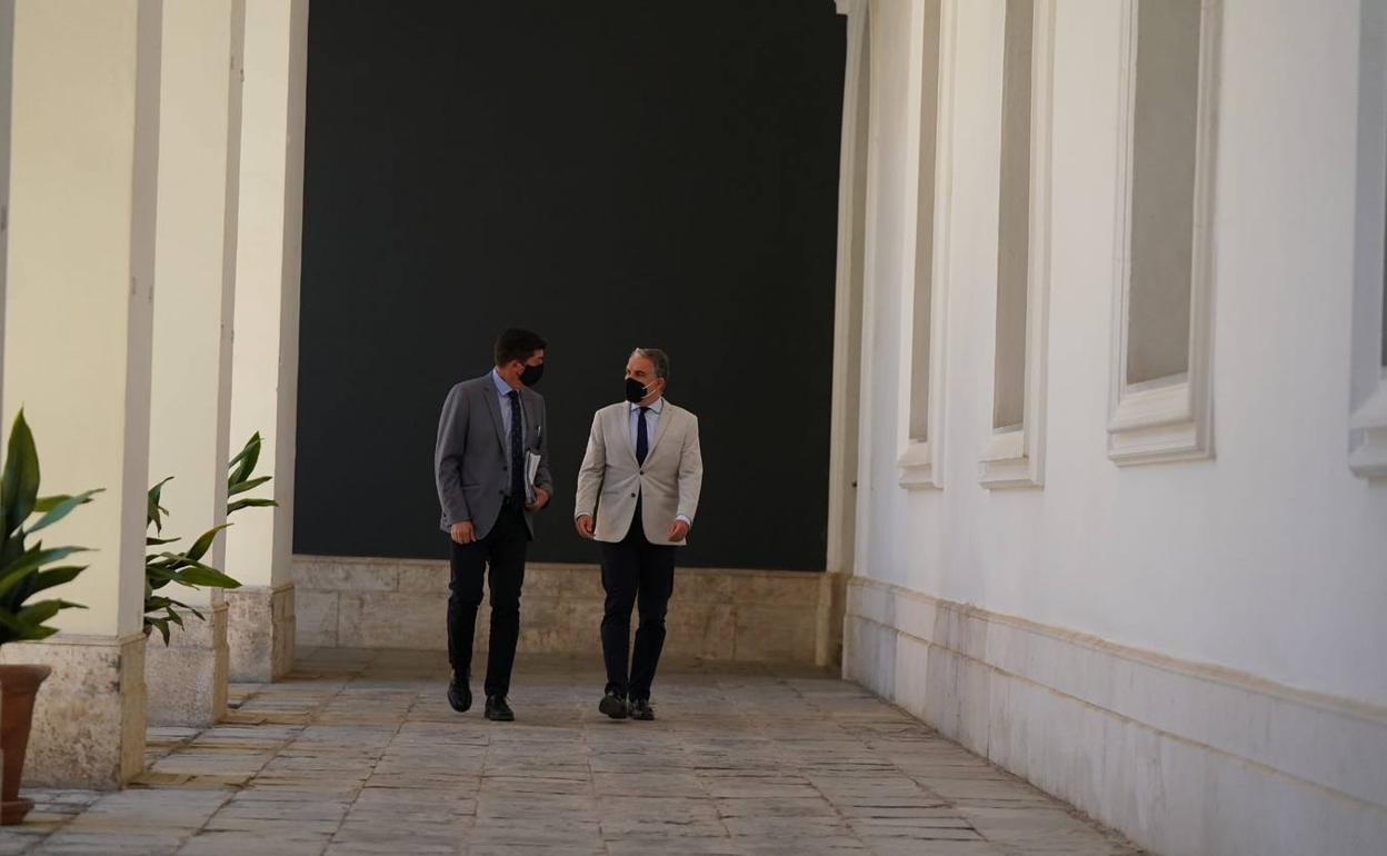 Juan Marín y Elías Bendodo, tras el Consejo de Gobierno.