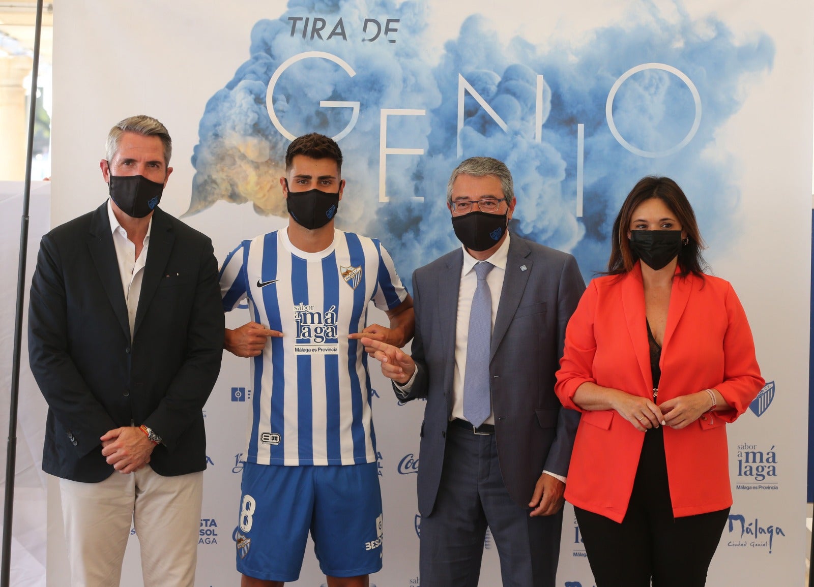 El club anunia las flamantes indumentarias en el enclave de los Baños del Carmen y anuncia que las equipaciones saldrán a la venta próximamente, cuando haya 'stock' suficiente. Regresan las rayas verticales y el color azul intenso, también definido como 'royal', que recuerda a las indumentarias que el club vistió en los años 90 coincidiendo con la transformación de la entidad a Málaga Club de Fútbol tras dejar atrás la denominación de Club Deportivo.