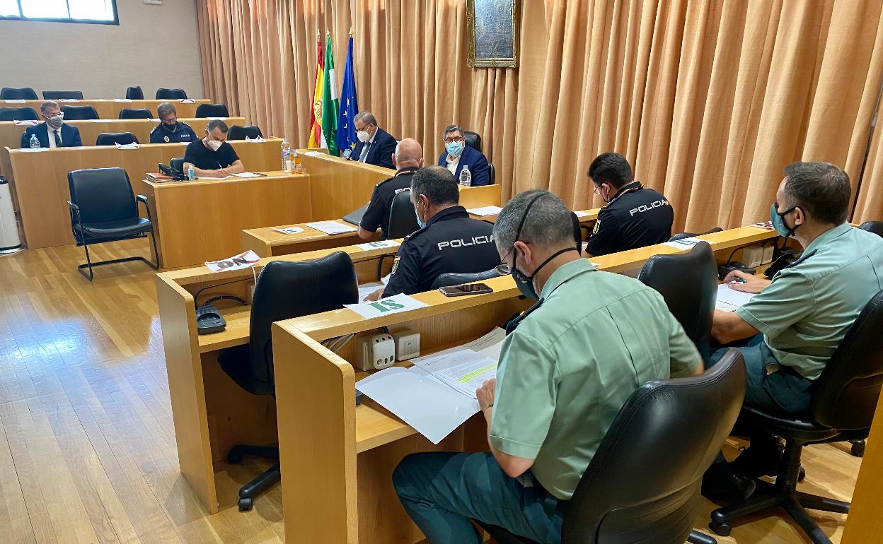 Imagen de la Junta Local de Seguridad celebrada este miércoles en el salón de plenos del Ayuntamiento veleño. 