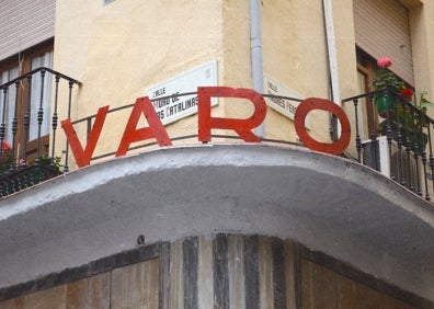 Imagen secundaria 1 - La historia de Málaga escrita en luces de neón