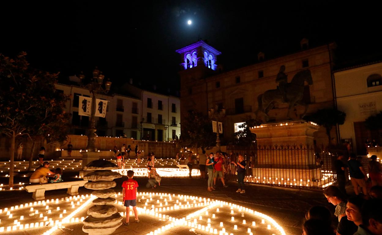 Vuelven las velas a iluminar el centro de Antequera, como la plaza del Coso Viejo. 