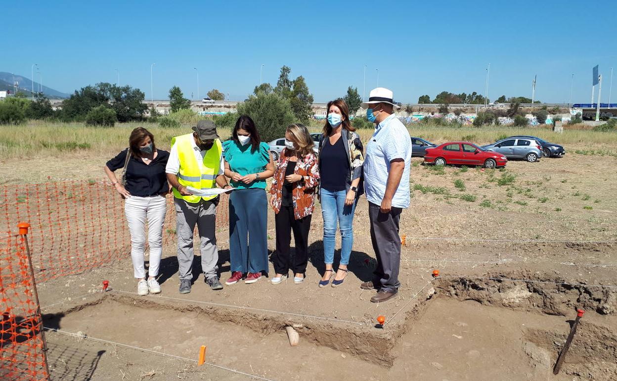 Noelia Losada, Macarena O'Neill y Carmen Casero, en el centro, durante la visita a la excavación. 