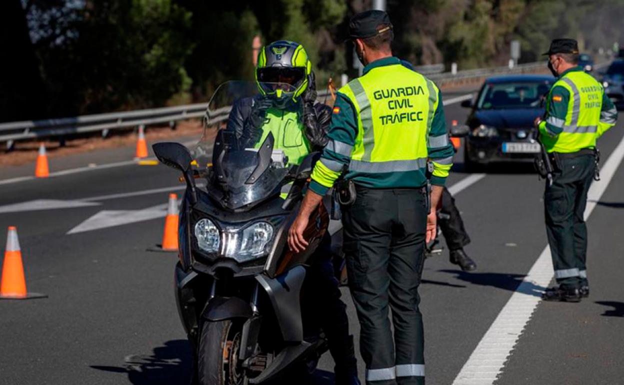 Tráfico Málaga: Muere un motorista en la AP-7 en Fuengirola tras sufrir un accidente con un camión