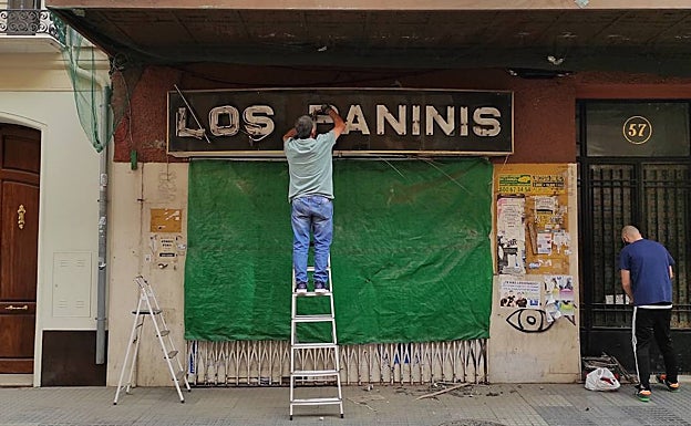 Imagen principal - La historia de Málaga escrita en luces de neón