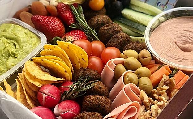 Imagen principal - Del producto a la experiencia: En la parte superior izquierda, caja vegana de Gastro B; a la derecha, caja 'Otherway' de Anyway Wine Bar. En la foto inferior, pack Experiencia Ibérica Axarquía de La Dehesa de los Monteros con vinos de Dimobe. En portada, una de las cajas gourmet que ofrece Móntatelo en Casa.