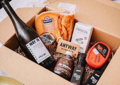 Imagen secundaria 1 - Del producto a la experiencia: En la parte superior izquierda, caja vegana de Gastro B; a la derecha, caja 'Otherway' de Anyway Wine Bar. En la foto inferior, pack Experiencia Ibérica Axarquía de La Dehesa de los Monteros con vinos de Dimobe. En portada, una de las cajas gourmet que ofrece Móntatelo en Casa.