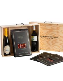 Imagen secundaria 2 - Del producto a la experiencia: En la parte superior izquierda, caja vegana de Gastro B; a la derecha, caja 'Otherway' de Anyway Wine Bar. En la foto inferior, pack Experiencia Ibérica Axarquía de La Dehesa de los Monteros con vinos de Dimobe. En portada, una de las cajas gourmet que ofrece Móntatelo en Casa.