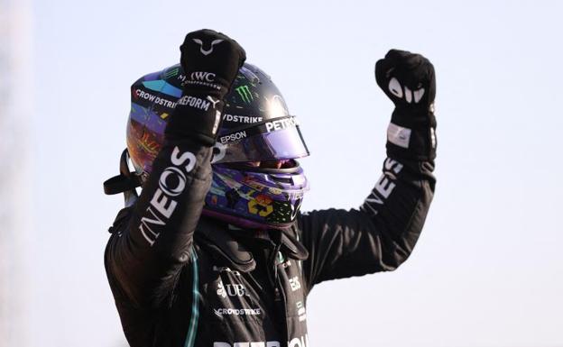 Lewis Hamilton celebra su primer puesto en la sesión de clasificación. 